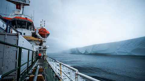 The research expedition sailed close to the front of the Ross Ice Shelf. Lana Young/AntNZ/NIWA/K872, CC BY-SA